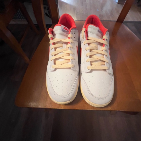 Men’s Nike dunk low sail/picante red photon dust - Picture 2 of 4